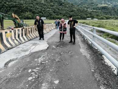 凹凸坑疤｜卓富大橋引道嚴重崩塌搶修完成，但是並沒有鋪平，鄉親冒險走危路，縣政府：已要求包商盡快鋪平！