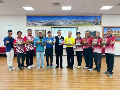 壯年之光照耀國際舞台  黃健忠市長親頒「金飯碗」嘉勉選手 來自澎湖地區、包括馬公市市民在內的9位選手，分別參與法式滾球、木球、槌球與桌球四項競賽，共斬獲3金、2銀、2銅與4項第4名的亮眼成績。