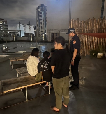 女子欲從十五樓跳下輕生    民權警苦口婆心勸說成功