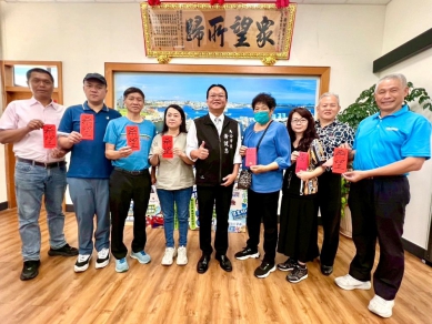 希望急難救助基金會捐贈慰助金 黃健忠市長代表轉交 傳遞關懷與行動力  與會貴賓多為希望急難救助基金會成員，包括前馬公市長葉竹林、市政顧問王哲遠、澎湖郵局前副局長陳福國、民進黨澎湖縣黨部主委顏家康、市公所民政課許小萍等人，共同見證善行的傳遞。此外，五德里里長顏錦鑾亦親自到場關心，表達對地方弱勢個案的支持與關懷。