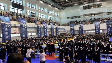 澎科大畢業典禮黃有評校長勉勵畢業生成為利他的燭光  典禮由校長黃有評主持，縣長陳光復、議長陳毓仁、馬公市長黃健忠、馬公市代表會副主席莊國輝、環保局長蔡淇賢、文化局長陳鈺雲、榮服處處長余熙明、尖山電廠廠長李鳳春、澎湖就業中心主任陳家全、澎水學務主任葉乃昇及民進黨主委顏家康、玉山經理陳文卿…等各界長官嘉賓，以及畢業生家長一同前來為畢業生獻上祝福，氣氛熱烈溫馨。