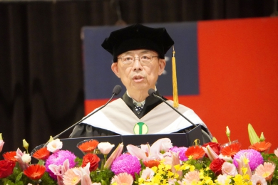 大葉畢業典禮,校長方文昌勉勵畢業生,學校是校友的「後頭厝」,永遠為校友加油。(照片大葉提供)
