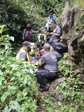 山區取水｜海端鄉示範公墓附近，男子從6公尺高墜落溪谷受傷，臺東縣消防局迅速救援！