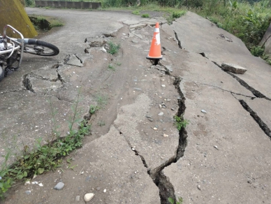 裂縫長45公尺、寛6公尺｜花74線吳江村道路，毀於0403大地震，補了又裂，鄉長江東成爭取到377萬8000元經費，即將招標、施工。