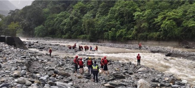 7名大學生被困｜秀林鄉砂婆噹溪，強降雨溪水暴漲，消防局搭繩成功救援！