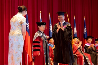 謝謝大家沒有嫌棄我路邊攤賣菜｜臺東大學頒授陳樹菊名譽博士學位