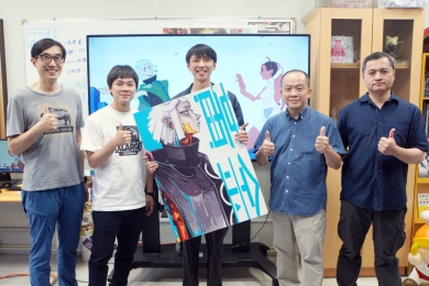 大葉多媒體羅冠宇同學(中)作品奪獎,感謝老師指導。(照片大葉提供)