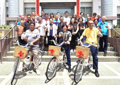 雲林縣莿桐鄉公所致贈310位鄰長公務自行車 新車具低跨點、寬版座墊、置物籃、警示鈴及LED警示燈等配備特色 既實用又安全！