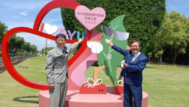彰化縣醫材公會捐25萬元,由理事長楊曜聰(右)代表與校長方文昌(左)掛上愛心。(照片記者林碧珠攝)