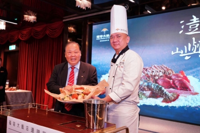 福容大飯店推「澎嶼宴」海鮮桶　  陳光復站臺代言邀請遊客品味澎湖海味 「澎嶼宴」海鮮桶將於6月21日至8月20日限時登場，全台九間福容分店同步上市，包含台北一館、漁碼店、福隆店、桃園機捷A8店、桃園店、麗寶福容店、高雄店、花蓮店與嘉義福容voco酒店。每桶六人份售價3,680元+10%，每日限量供應。詳情請至福容大飯店官網查詢