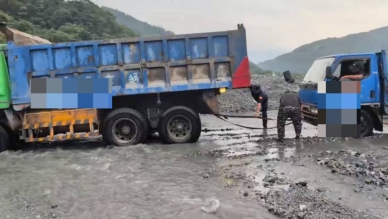 溪水暴漲河床改道工程車受困沙洲｜鳳警涉水救援，平安救出3人！