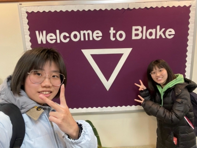 大葉觀休系廖容萱、陳衣婕，到美國春田學院，完成一學期短期留學。（照片大葉提供）