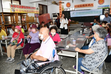 「守謢膝力--健康大村」講座，「弘光科大」健管師鄭雅尹主講。（照片彰化市公所提供）