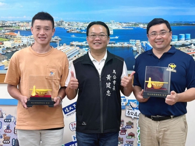 馬公選手展現壯年實力  黃健忠市長頒「金飯碗」表揚陳昱名、丘忠達 兩位選手分別在不同運動領域努力突破自我，透過長期投入與穩定訓練，為馬公市寫下屬於這座城市的感動篇章。「每一份堅持，都是對生活的熱愛與尊重。正因為有你們，城市的光芒更加閃耀。」