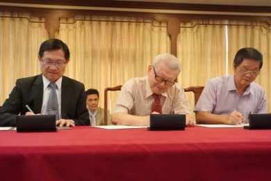 因應少子化變遷，大葉董事長韓繼綏（中）與兩所實驗學校簽約，出租閒置空間。（照片大葉提供）