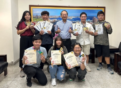 澎科大餐旅系勇奪2特金！雙賽齊發國際發光 共獲12面獎牌  展現該校學生跨領域的專業實力與國際競爭力。澎科大黃有評校長特別接見同學給予當面鼓勵並合影留念