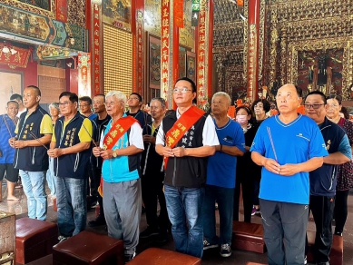 黃健忠市長出席鼎灣開帝殿臨水夫人聖誕慶典  虔誠祈福地方平安康泰 黃健忠親臨現場，與烏崁靖海宮主任委員洪清泉、各董監事、執事及信眾齊聚，向臨水夫人敬獻祝壽文疏，祈求風調雨順、百姓安康。典禮現場香煙裊裊，氛圍莊嚴隆重，展現地方信仰的虔誠與延續。