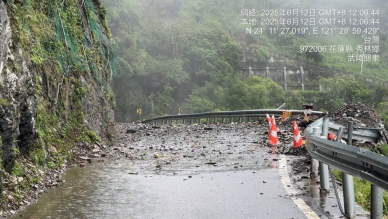 持續落石阻斷｜規模6.4地震及熱帶低壓降雨影響，中橫公路台8線157.7k豁然亭路段，預計6/13日中午搶通！
