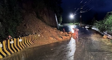 落石泥流、滾滾阻道｜花73線雨後成兇險危路，勇哉村長何秋明和部落勇士，夜以繼日、徒手戰大石！