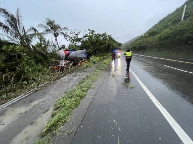 天雨路滑｜曳引車附掛槽罐拖車，台9線大鳥路段，越過對向車道駛入海側樹林內，駕駛受傷送醫！