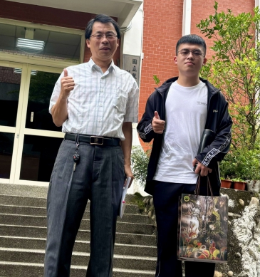 大學個人申請入學，新住民第二代吳泰均同學（右），錄取「清大、成大、興大」等校電機系。（照片員中提供）