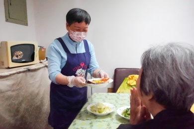 嘉義就業中心助66歲婦女投入照服  獲10.8萬照顧服務就業獎勵金