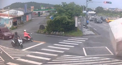 20噸重｜聯結車載運大理石塊，新城鄉新生橋左轉時，飛脫而出，把馬路砸出一個大洞，駕駛人挨罰單！
