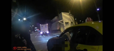 丟石頭砸車｜醉男街頭撒野，花警逮捕管束！