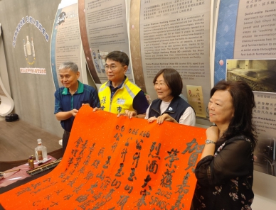 嘉義酒廠歡慶烈酒競賽奪金 白酒入墨貼金榜 詩酒翰墨飄香展