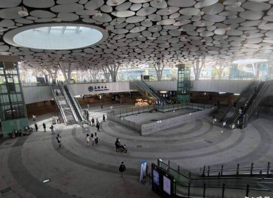 高雄車站暑假加料聽蒸氣、玩噴水池、看雲朵變色