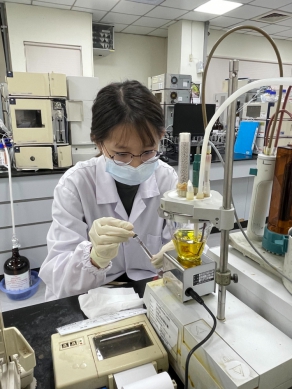 大葉藥保系陳郁琇同學，至中化製藥實習後獲得聘任。（照片大葉提供）