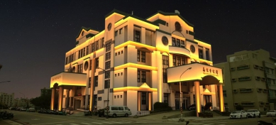 中華電信臺南營運處澎湖服務中心拜訪馬公市長  黃健忠提出市政亮化構想 推動城市景觀優化與智慧應用探索 黃市長表示：「城市的外貌，不只是建築和道路的排列，更是市民生活感受的一部分。我們希望從行政大樓開始，讓市民在日常中，看見這座城市的用心與改變，也期待未來能逐步延伸至更多場域，為馬公營造白天穩重、夜間溫暖的城市風貌。」