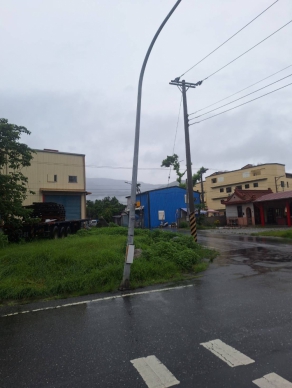 玉里鎮信義路與成功街路燈傾斜｜鎮代吳朝成：請盡快扶正！