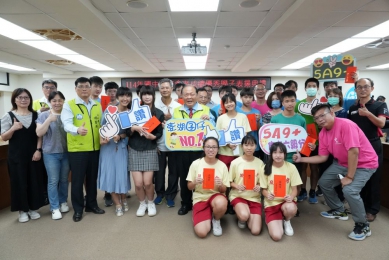 澎湖國中教育會考成績亮眼 陳光復表揚19位優秀學子 陳光復勉勵同學們，未來要持續保持積極進取的學習態度，在求學過程中培養良好品格與正向態度，勇於多元嘗試、廣泛學習，全面發展自我，為未來奠定堅實基礎，迎向更寬廣的人生舞臺。