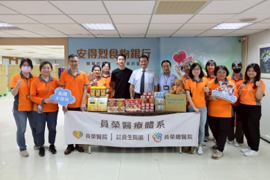 員榮醫療團隊前進「中華安得烈慈善協會」台中辦事處,協助「膳糧食物箱」裝箱。(照片員榮提供)
