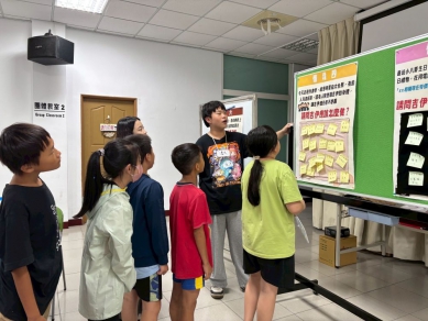 守護從認識開始!實踐大學社工系攜手澎湖家扶 提升兒少媒體識讀與自我保護力 家扶中心陳玉如主任表示,非常感謝實踐大學社工系的師生再次來到澎湖,為孩子們帶來難得的學習體驗,透過寓教於樂的方式,陪伴兒童在快樂中學習、在體驗中成長。每年暑假是孩子們最期待的時光,然對於部分資源有限的家庭來說,孩子缺乏安全的探索學習環境,這次的營隊活動,補足了孩子的假期空缺,同時強化兒少自我保護的能力。