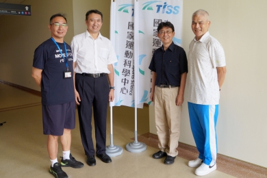 大葉校長方文昌(右2)至國訓中心探視被借調的大葉教授黃宏裕(左)。(照片大葉提供)