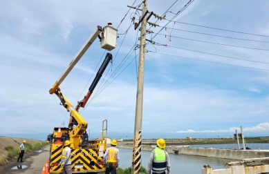 丹娜絲強風豪雨襲台 造成雲林地區嚴重停電 停電戶數曾高達9萬7千多戶 台電雲林區處持續搶修 力拚今晚11點前全部復電!