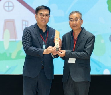 「直轄市及縣(市)政府環保績效考核」,彰化縣全國第一,局長江培根(右)代表受獎。(照片縣府提供)