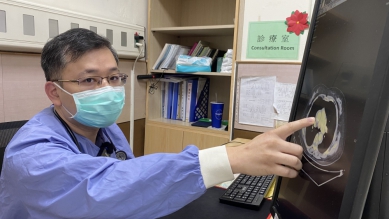65歲婦人背痛,經員榮醫院急診室查出﹁主動脈剝離﹂,立即轉送中榮開刀而救回一命。(照片員榮提供)炎