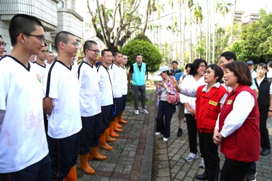 丹娜絲颱風重創嘉義市 替代役男投入公園樹枝、落葉等清運 市長黃敏惠等人陪同內政部長劉世芳慰勉替代役男辛勞〜