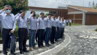 颱風過境搶修復電殉職  台電員工李元瀚告別式 總統頒發褒揚令  員工敬禮送行  工程車列隊昇空守護