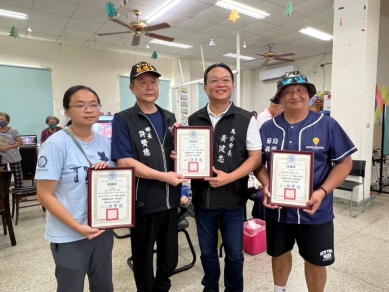 跨鄉市攜手義剪 馬公市長引薦資源 關懷望安長者與鄉親 活動現場,望安鄉長許賢德親自頒發感謝狀,表揚北醫楓杏醫學青年服務團、點亮點公益服務整合平台及馬公市公所在地方關懷上的積極付出。他表示,這場活動結合各方力量,讓望安的長者和鄉親感受到社會的溫度。感謝北醫團隊長年無私奉獻,也感謝馬公市長主動引薦資源,讓關懷落實到最需要的地方。
