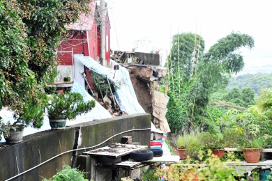 豪大雨，芬園鄉道路邊坡崩塌。（照片縣府提供）