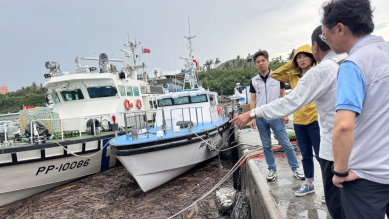 滿滿都是｜富岡漁港湧入漂流木，縣府：ㄧ週內可清除完畢！