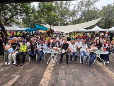 活動前傾盆大雨也擋不住的熱情,陳振中鄉長感謝鄉親支持,湖西童玩嘉年華再創佳績 陳振中鄉長表示,湖西童玩嘉年華是湖西鄉一年一度的盛事,不僅讓鄉親們享受兩天的歡樂時光,更凝聚社區情感,展現愛與溫情的力量。未來,湖西鄉公所將持續舉辦更多優質的活動,為鄉民們創造更多美好的回憶和歡樂時光,期待大家明天下午到現場持續支持與參與。