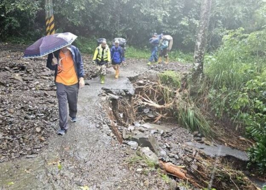 高雄桃源衛生所長邱孟肇涉險徒步背藥箱入山看診