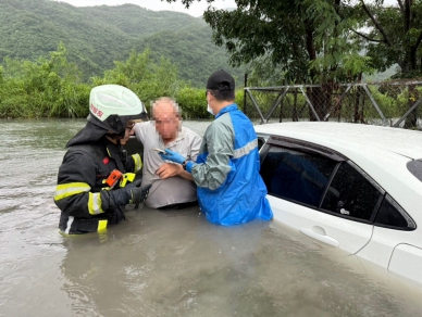 嚇壞了|老翁車子開進太麻里鄉淹大水路面,情況危急關頭,消防人員趕至救出!