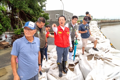 嘉義縣累積雨量達1,593毫米 山海區強降雨曾有97處淹水 縣長翁章梁勘查鴨母寮大排竹村里段 傾聽地方意見