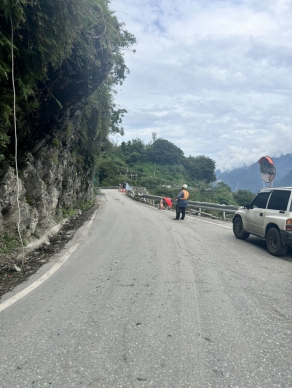 飛石奪命|有戴安全帽頂不住落石如雨下,台8線157.9公里,落石砸中步行中的工人頭部慘亡!